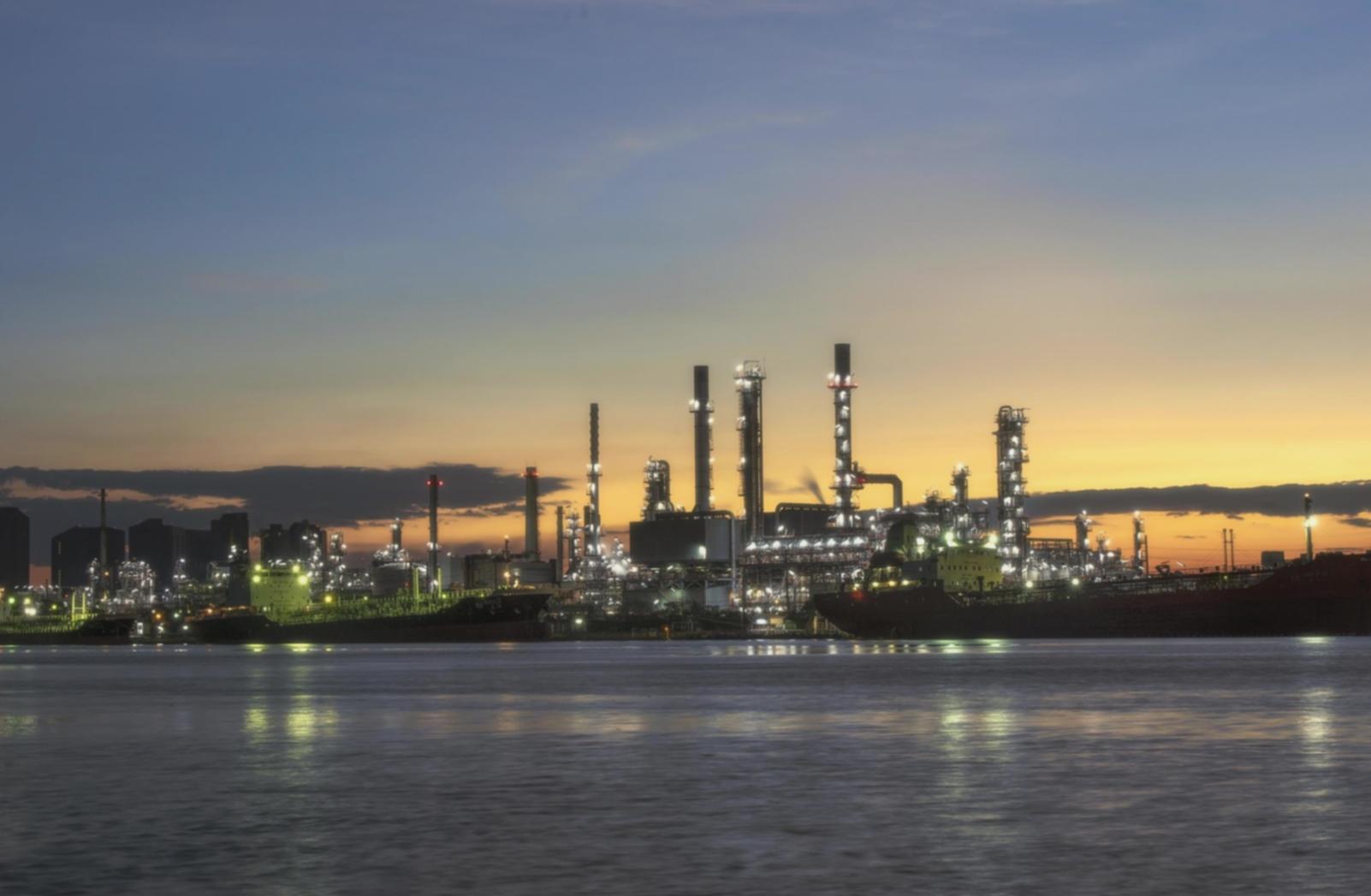 Equipo de exploración petrolera utilizando tecnología avanzada en campo